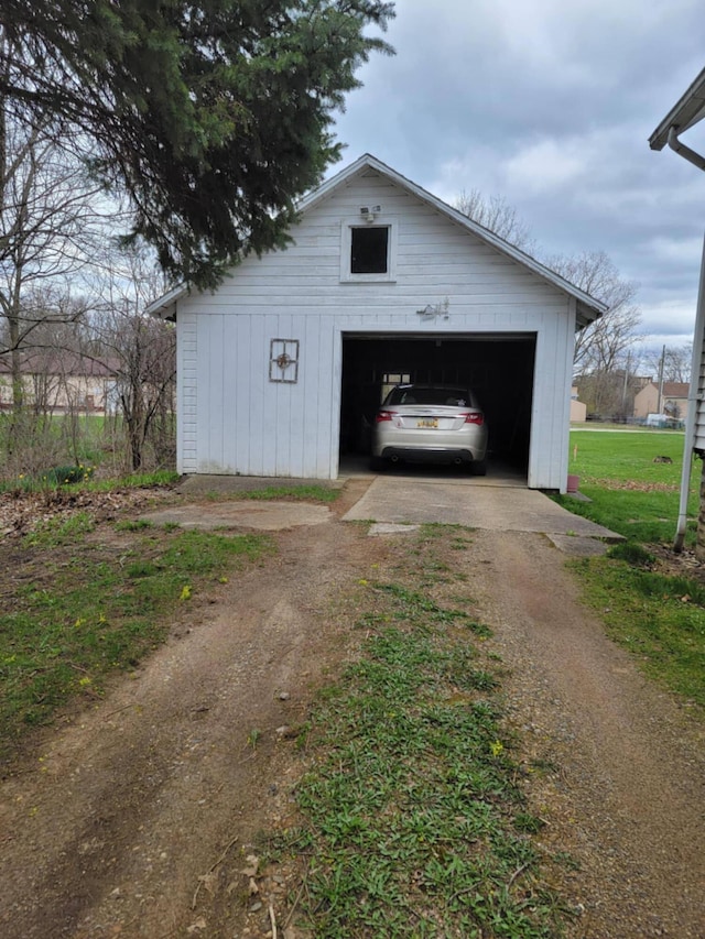 927 George St S, Jackson, MI 49202 - detached garage featuring dirt driveway