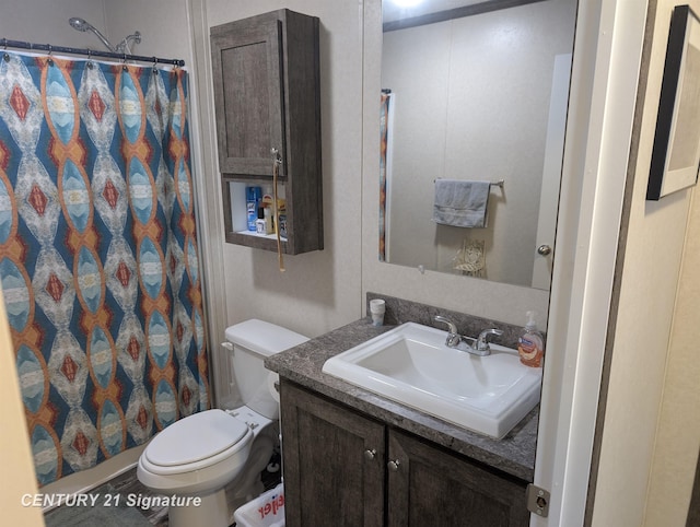 full bath with vanity, a shower with shower curtain, and toilet