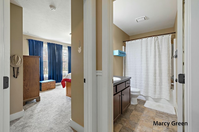 bathroom with baseboards, shower / bath combo with shower curtain, toilet, and vanity