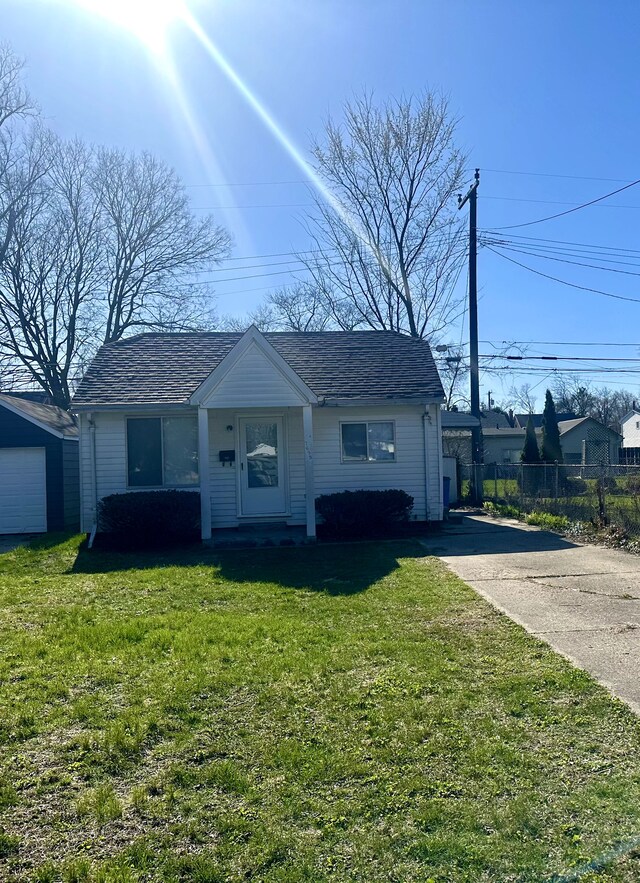 view of front of property with a front lawn, fence, and driveway