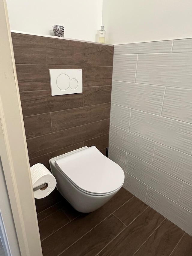 3029 Turnberry Ln, Ann Arbor, MI 48108 - bathroom with tile walls and toilet