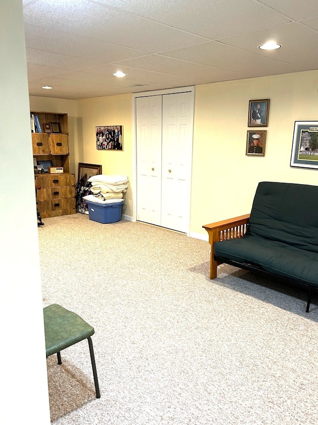 living area with recessed lighting, carpet flooring, and baseboards