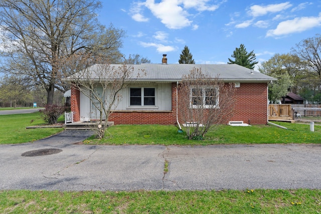 1401 S Williams Lake Rd, Waterford, MI 48327 - view of front of house featuring a chimney, brick siding, and a front lawn