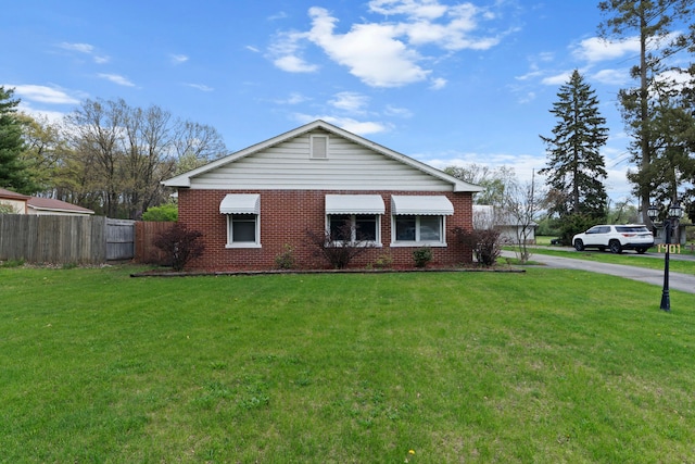 1401 S Williams Lake Rd, Waterford, MI 48327 - view of front of house with brick siding