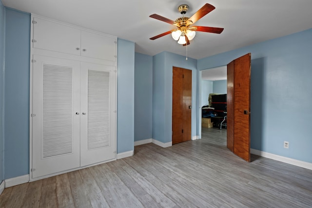 1401 S Williams Lake Rd, Waterford, MI 48327 - unfurnished bedroom featuring baseboards, light wood finished floors, a closet, and ceiling fan