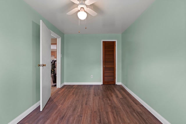 1401 S Williams Lake Rd, Waterford, MI 48327 - unfurnished bedroom featuring a closet, dark wood-style flooring, baseboards, and a ceiling fan