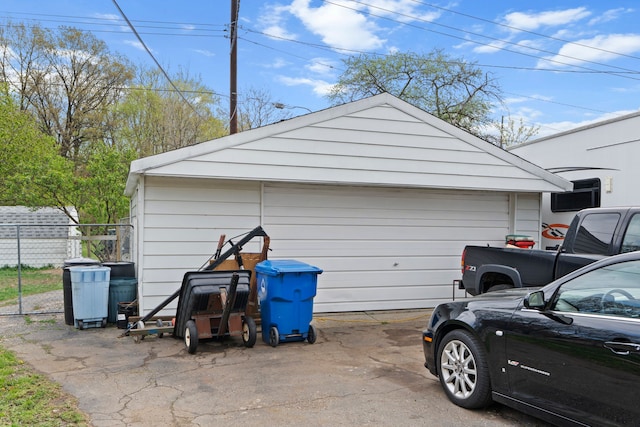 1401 S Williams Lake Rd, Waterford, MI 48327 - detached garage featuring fence