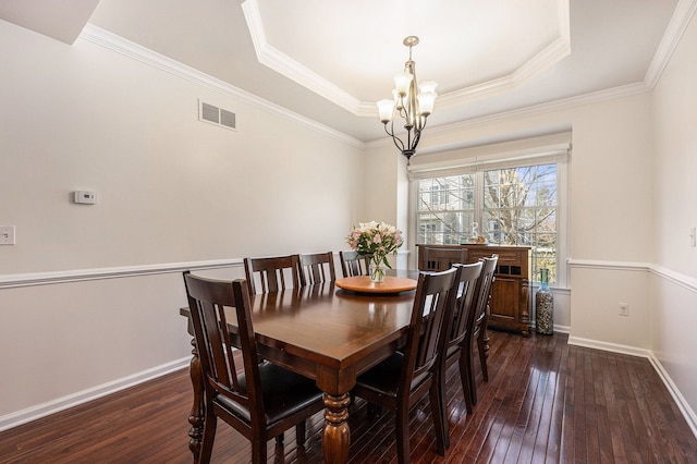 dining room with an inviting chandelier, visible vents, dark wood-style floors, and baseboards
