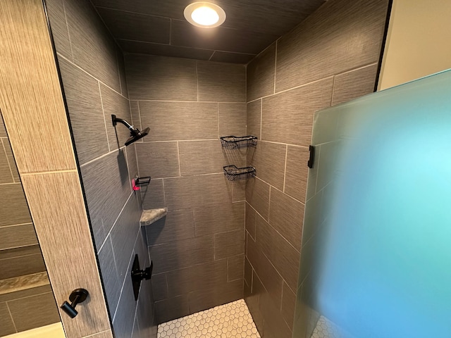full bath with tiled shower