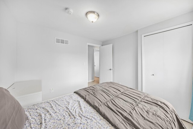 29772 Brentwood St, Southfield, MI 48076 - bedroom featuring visible vents and a closet