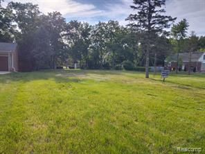 21438 Meridian Rd, Grosse Ile, MI 48138