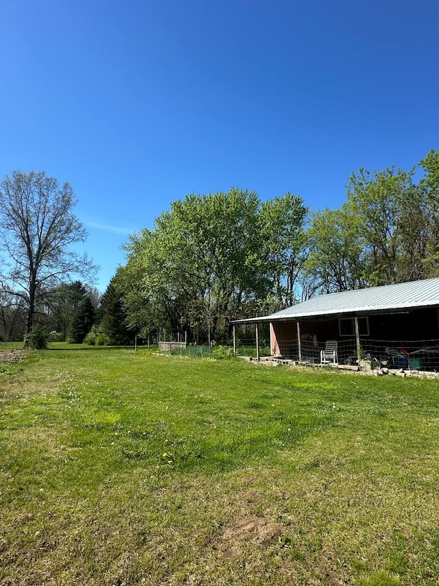 view of yard with an outdoor structure