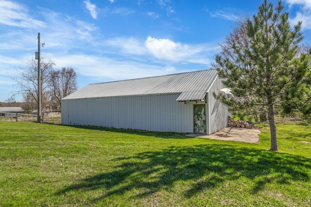 view of pole building featuring a lawn