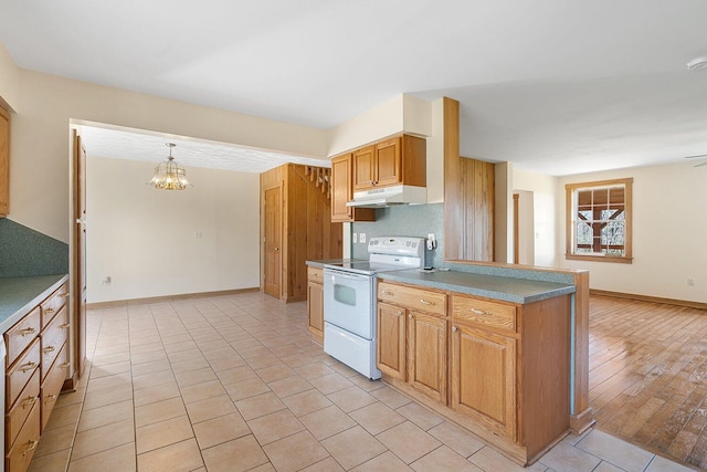 kitchen with under cabinet range hood, decorative light fixtures, baseboards, a notable chandelier, and white electric stove