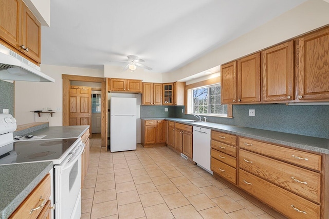 kitchen with under cabinet range hood, a ceiling fan, a sink, light tile patterned flooring, and white appliances