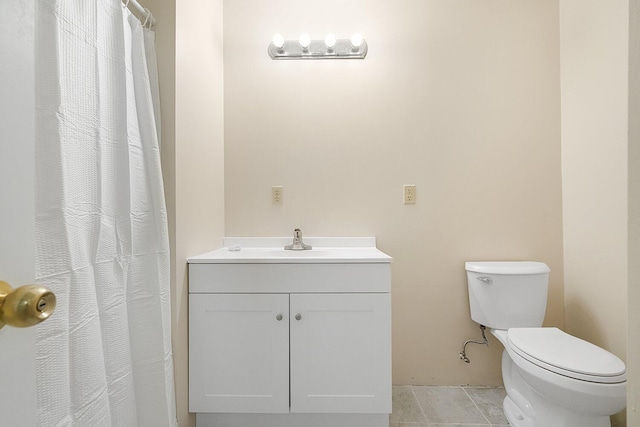 full bath with tile patterned flooring, curtained shower, a sink, and toilet