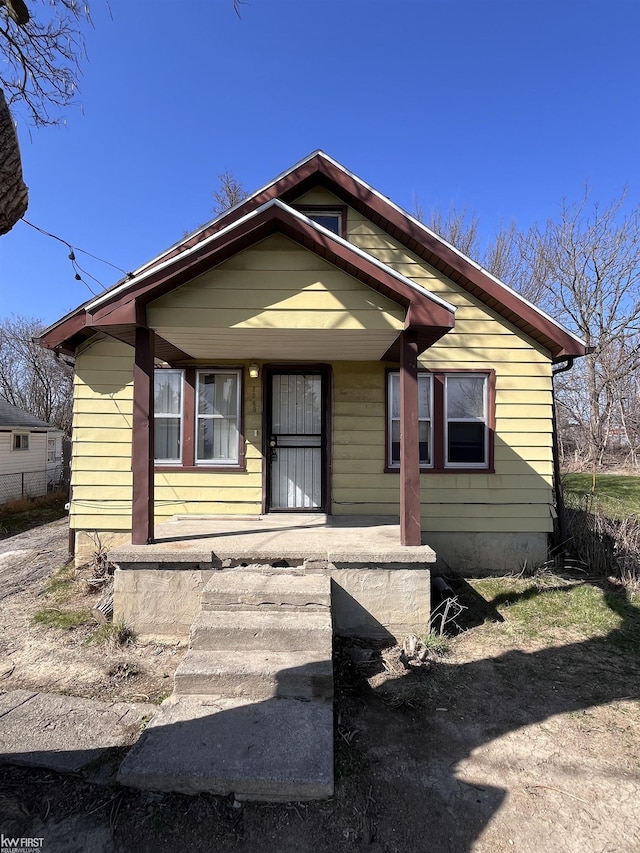 1048 Tremont Ave, Flint, MI 48505 - bungalow-style house featuring covered porch