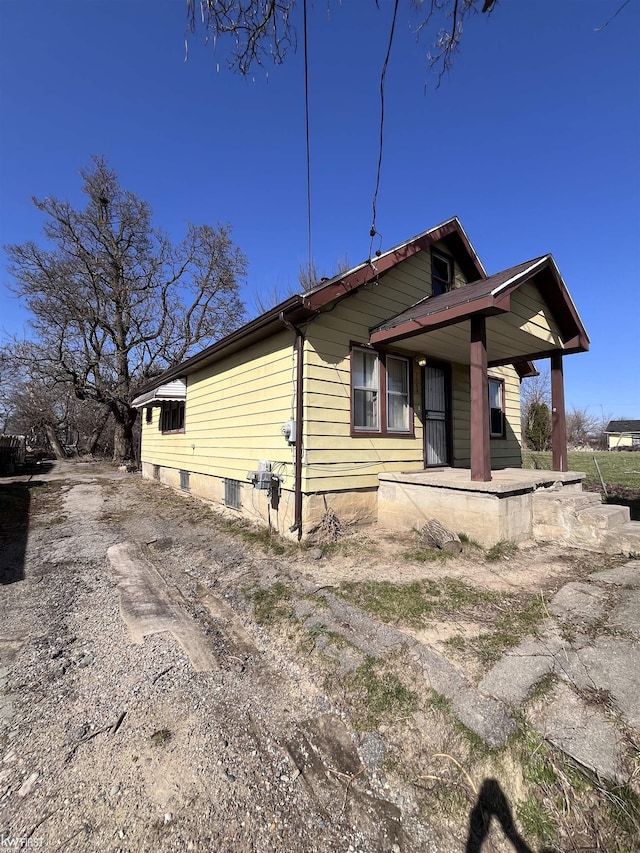 1048 Tremont Ave, Flint, MI 48505 - view of side of property featuring a porch