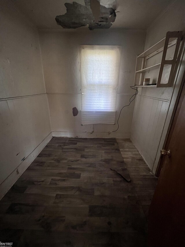 1048 Tremont Ave, Flint, MI 48505 - laundry area with wood finished floors