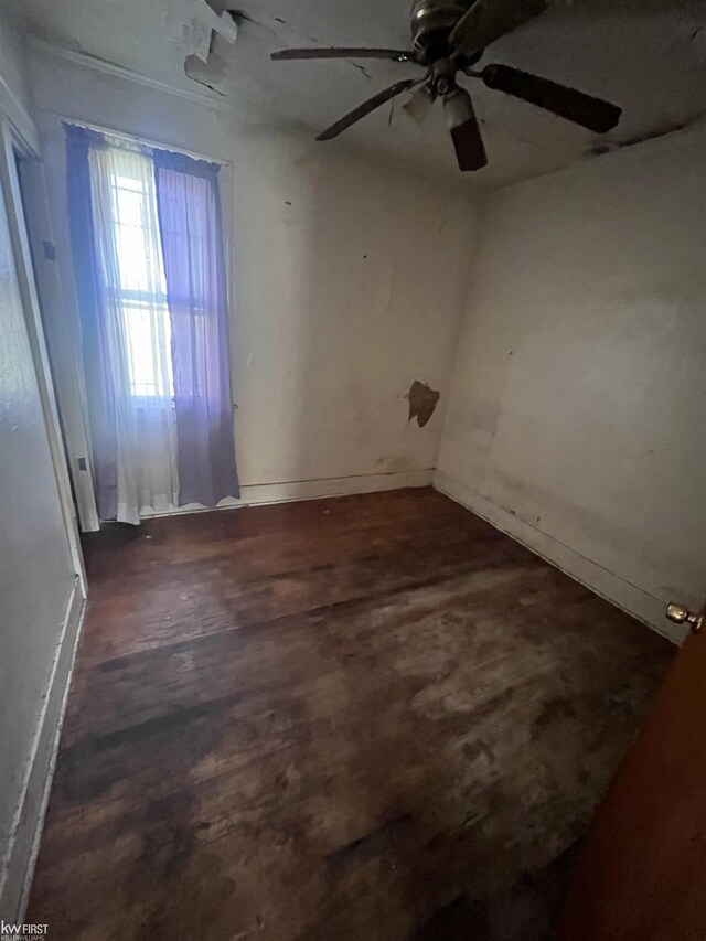 1048 Tremont Ave, Flint, MI 48505 - empty room with ceiling fan