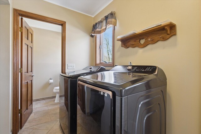 6030 Paw Paw Lake Rd, Coloma, MI 49038 - laundry area featuring washing machine and dryer and baseboards