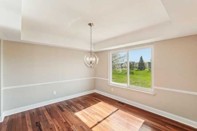 4658 White Pine Ct, Ypsilanti, MI 48197 - unfurnished room with an inviting chandelier, a tray ceiling, visible vents, baseboards, and dark wood-style floors