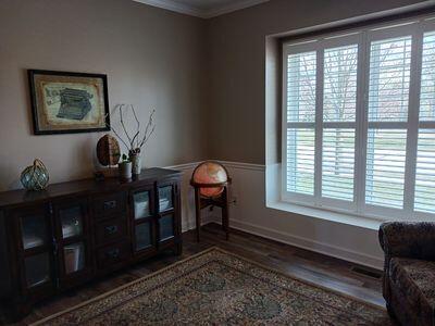 935 Stony Lake Ct, Oxford, MI 48371 - living area featuring wood finished floors, crown molding, and baseboards