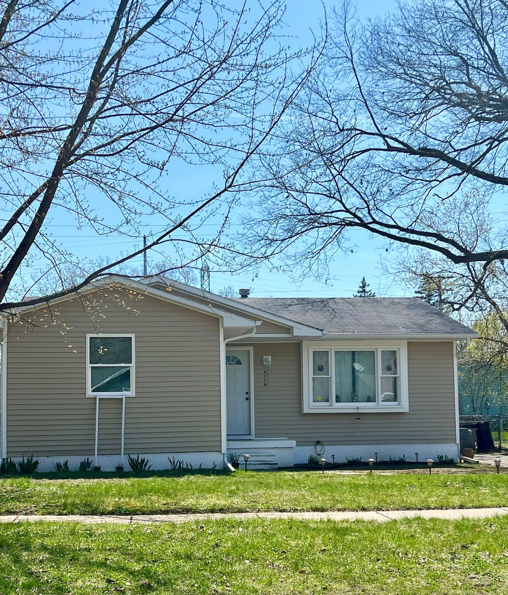 view of front of property featuring a front lawn