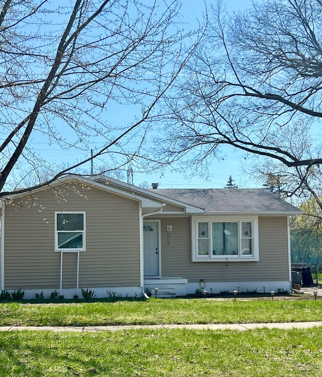 view of front of property featuring a front lawn