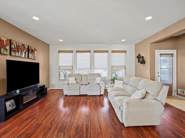 living area featuring plenty of natural light, visible vents, and recessed lighting