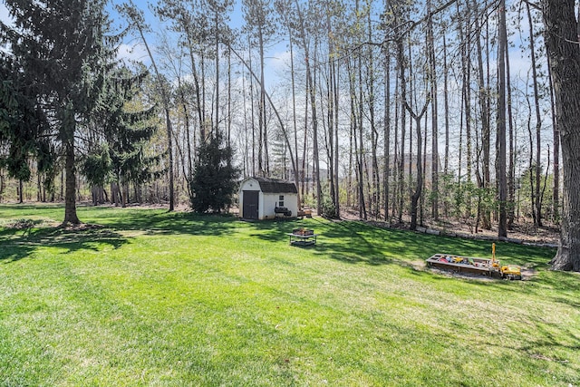 view of yard featuring an outdoor structure and a shed