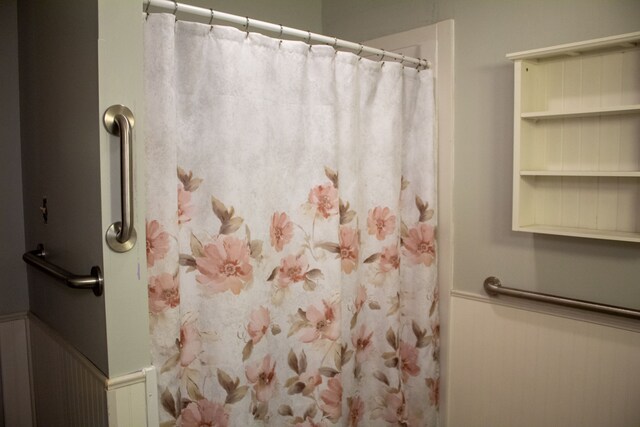 full bath featuring a shower with curtain