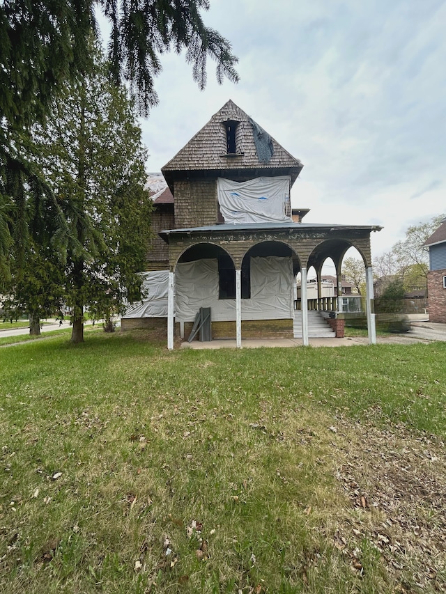 view of front facade featuring a front lawn