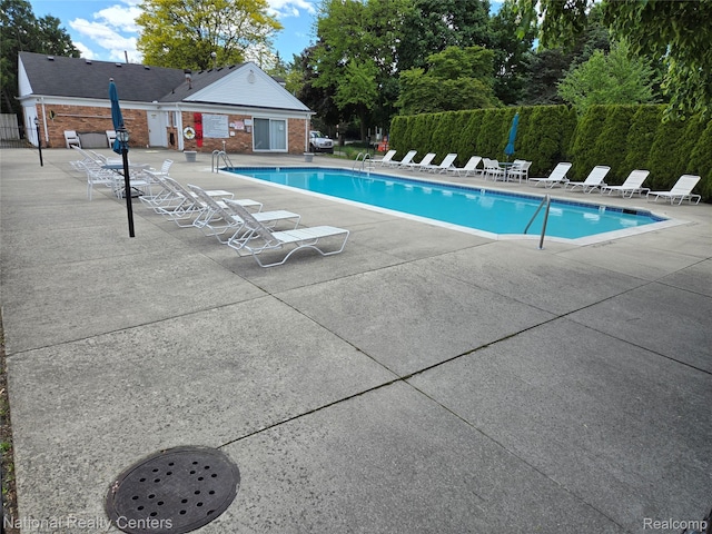 450 Billingsgate Unit C, Bloomfield Hills, MI 48301 - community pool with a patio area