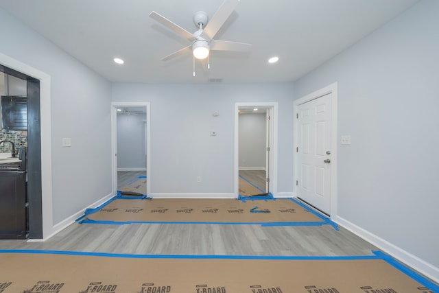 workout area with wood finished floors, ceiling fan, recessed lighting, and baseboards