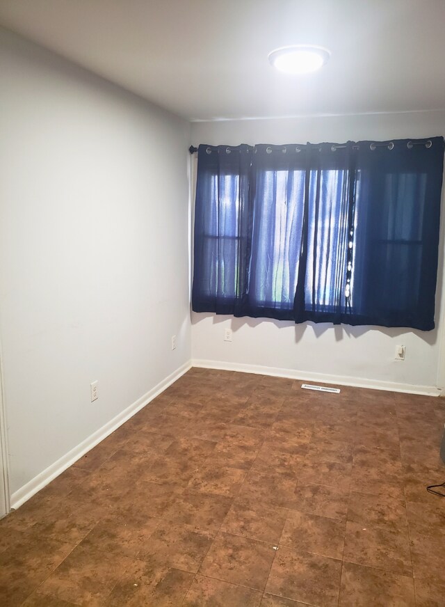 33 E Fairmount Ave, Pontiac, MI 48340 - spare room with visible vents and baseboards