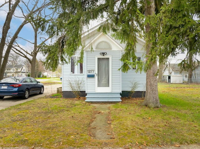 view of front of house with entry steps and a front yard