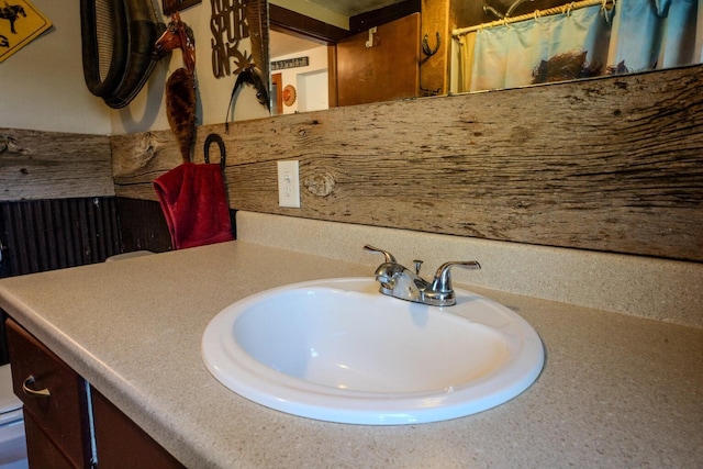 full bathroom with curtained shower and vanity