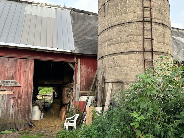 view of outdoor structure featuring an outbuilding
