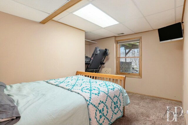 bedroom featuring baseboards, visible vents, carpet, and a drop ceiling
