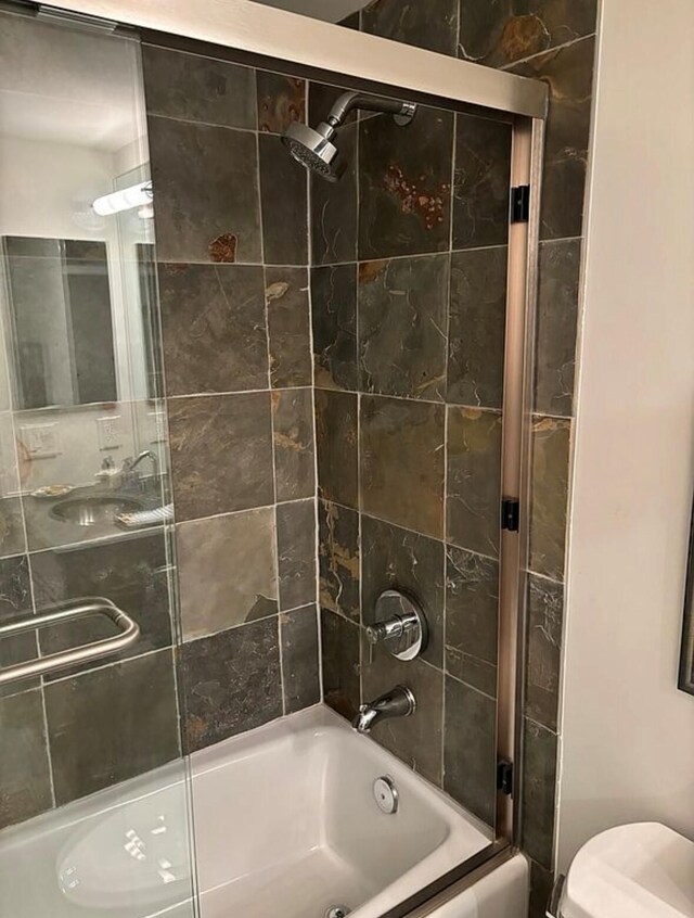 full bath with combined bath / shower with glass door and toilet