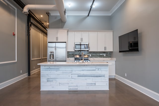 kitchen with finished concrete floors, a kitchen island with sink, stainless steel appliances, backsplash, and ornamental molding