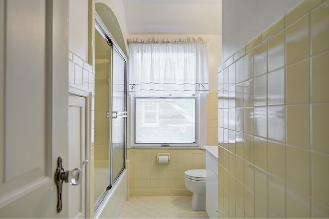 20 Oxford Blvd, Pleasant Ridge, MI 48069 - full bath featuring tile walls, tile patterned flooring, toilet, and a wealth of natural light