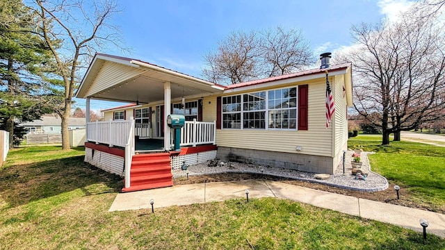 view of front of home featuring a front yard and fence