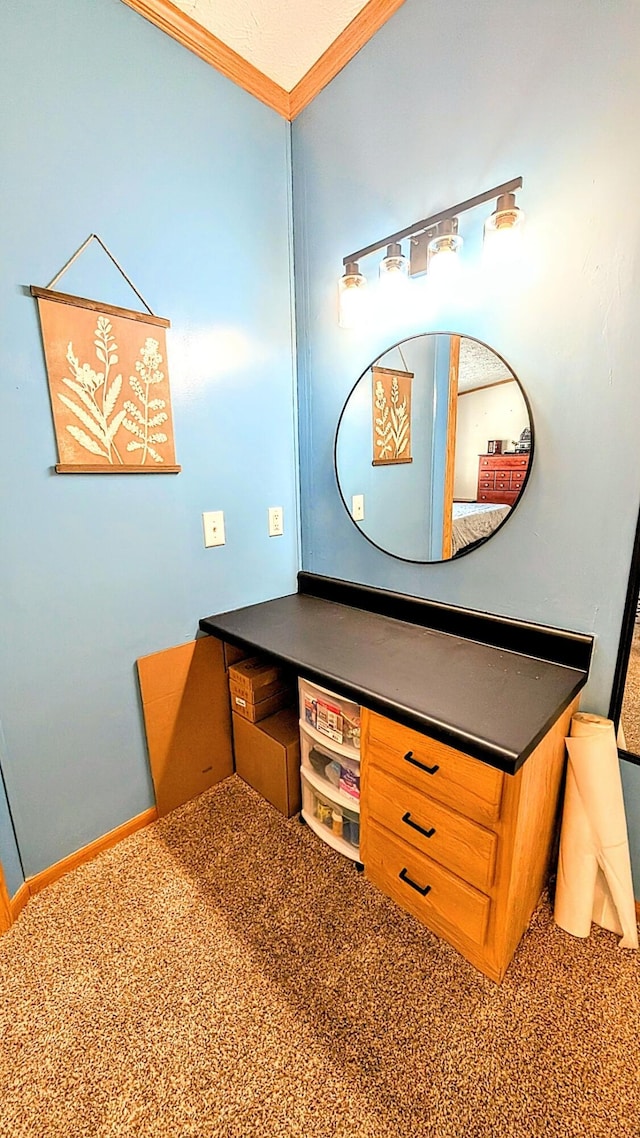 bathroom featuring ornamental molding