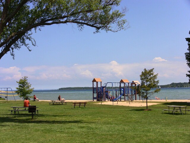 1830 S W Bay Shore Dr, Suttons Bay, MI 49682