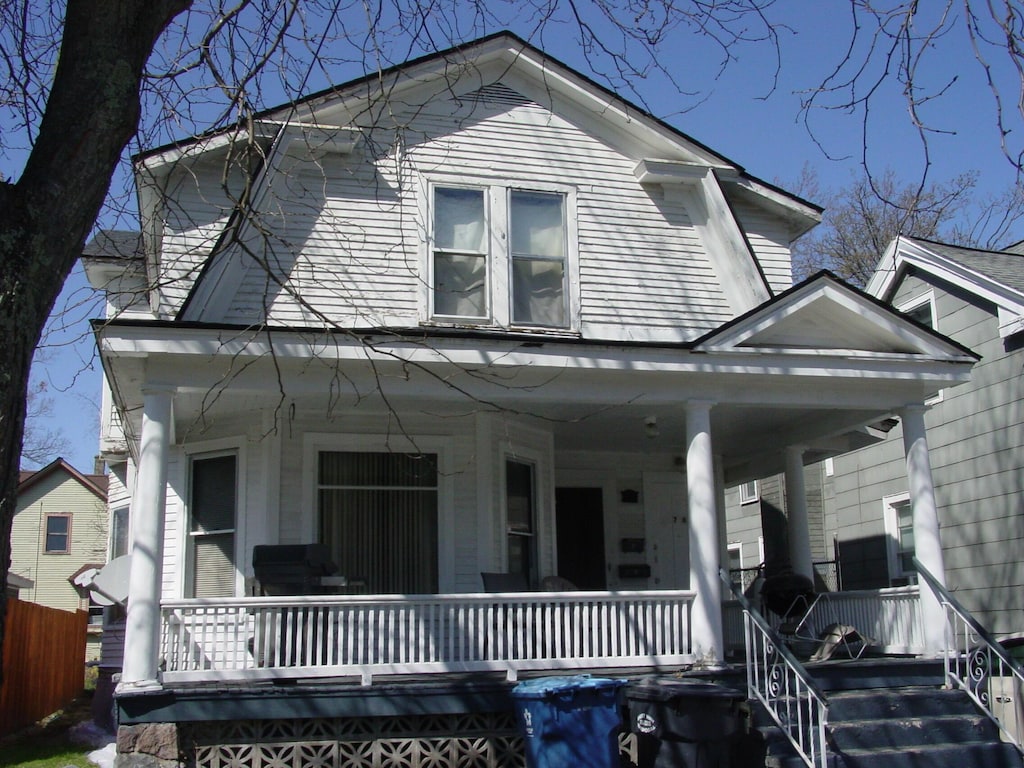 view of front facade featuring a porch