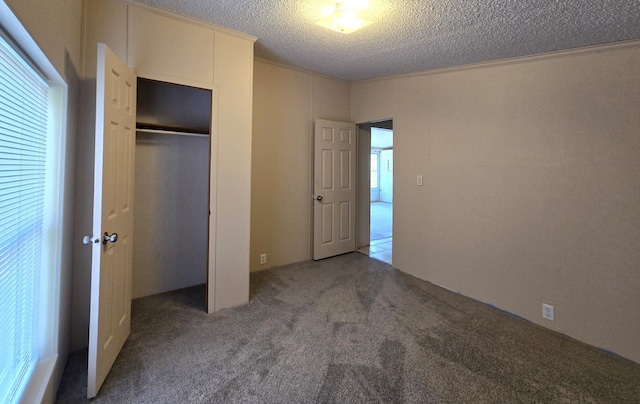 2401 Schippers Ln, Kalamazoo, MI 49048 - unfurnished bedroom featuring carpet, a textured ceiling, and a closet