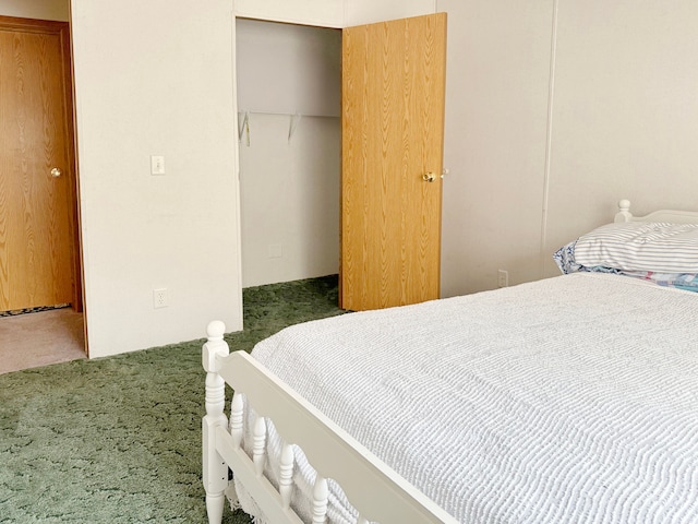 bedroom with carpet flooring and a closet