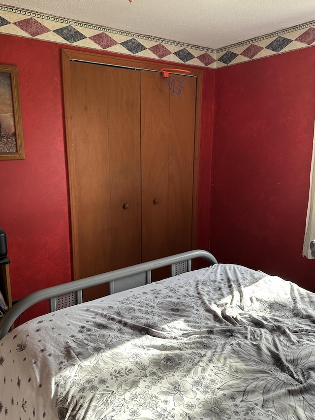 bedroom with a closet